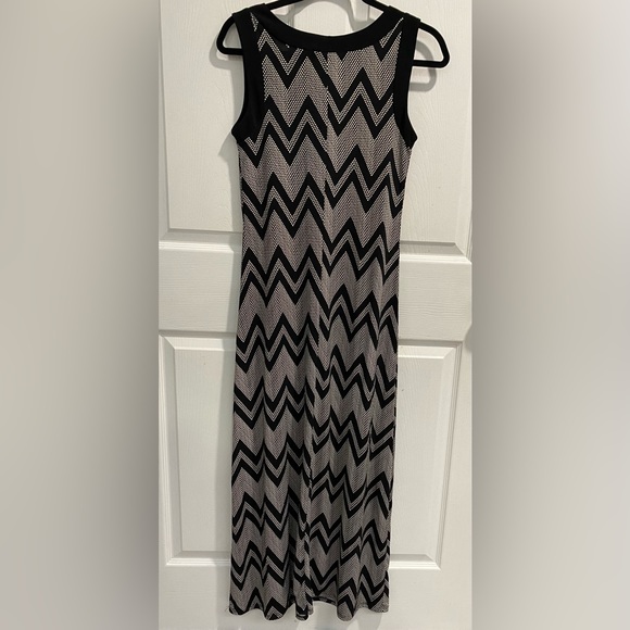 Elie McCarthy Black & White Diagonal Stripe Maxi Dress. Size SP. Keyhole accent. - Picture 2 of 4